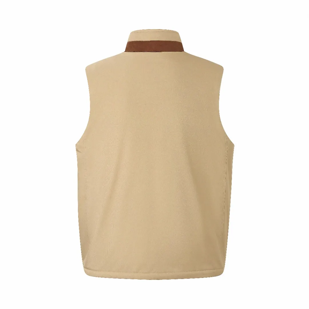 P540 Ralph Lauren Gorham Cotton Vest Outer fabric: Made of high-density nylon. The fabric is not only light and wear-resistant, but can also effectively block wind and rain from the outside while keeping the inside dry. Inner fabric: Made of soft nylon taffeta to provide a comfortable wearing experience.  1. Piece-wise splicing: After cutting, the various parts of the vest (such as front and back pieces, side pieces, collar, etc.) are assembled together through precise splicing technology. When splicing, pay attention to aligning the seams to ensure that the whole piece is smooth and wrinkle-free. 2. Detail processing: Hidden sewing technology is used for the stitching at the joints to make the stitching less noticeable and improve the aesthetics. At the same time, for parts that are prone to wear and tear, such as collars and cuffs, reinforced splicing or hemming may be used to increase durability.  Customized auxiliary materials 1:1 customized chest leather label 1:1 customized zipper 1:1 customized buttons and rope buckles 1:1 customized main wheat, washed wheat, tag, Khaki Style number: D222 Size: S M L XL